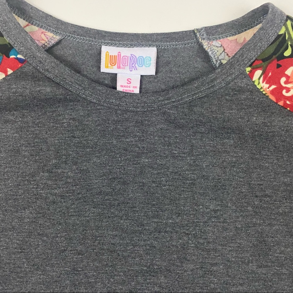 LuLaRoe Randy Gray Floral Top NWT Size Small - Picture 3 of 4